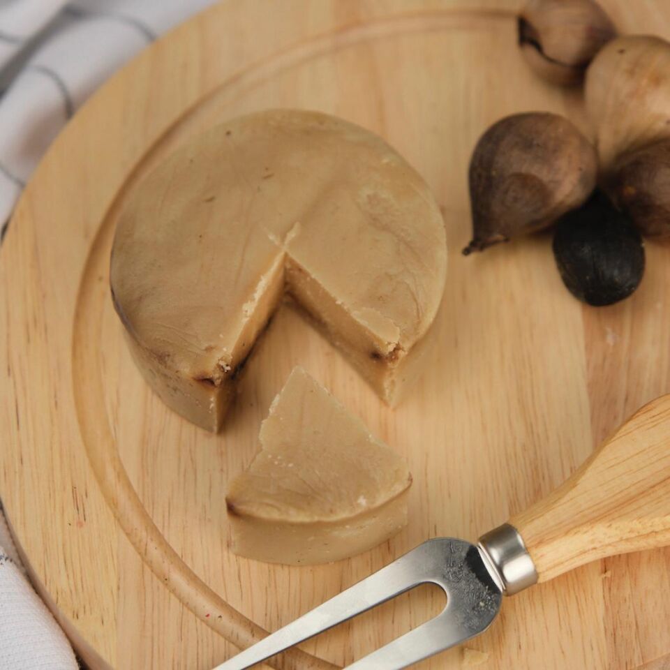 Siyah Sarımsaklı Olgunlaştırılmış Kalıp Kaju Peyniri (100 gr)